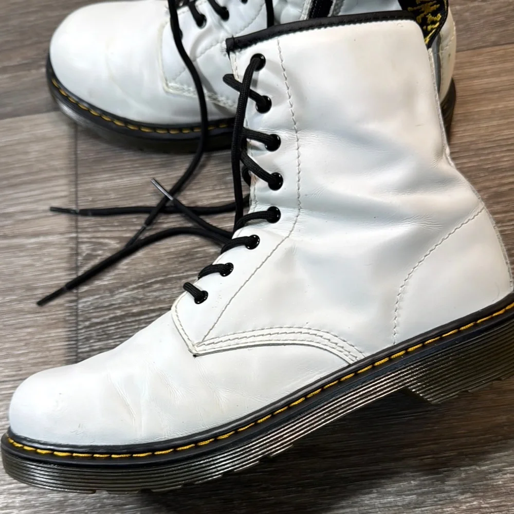 Dr Martens  White Leather Lace-Up Boots woman’s size 7 (s36)